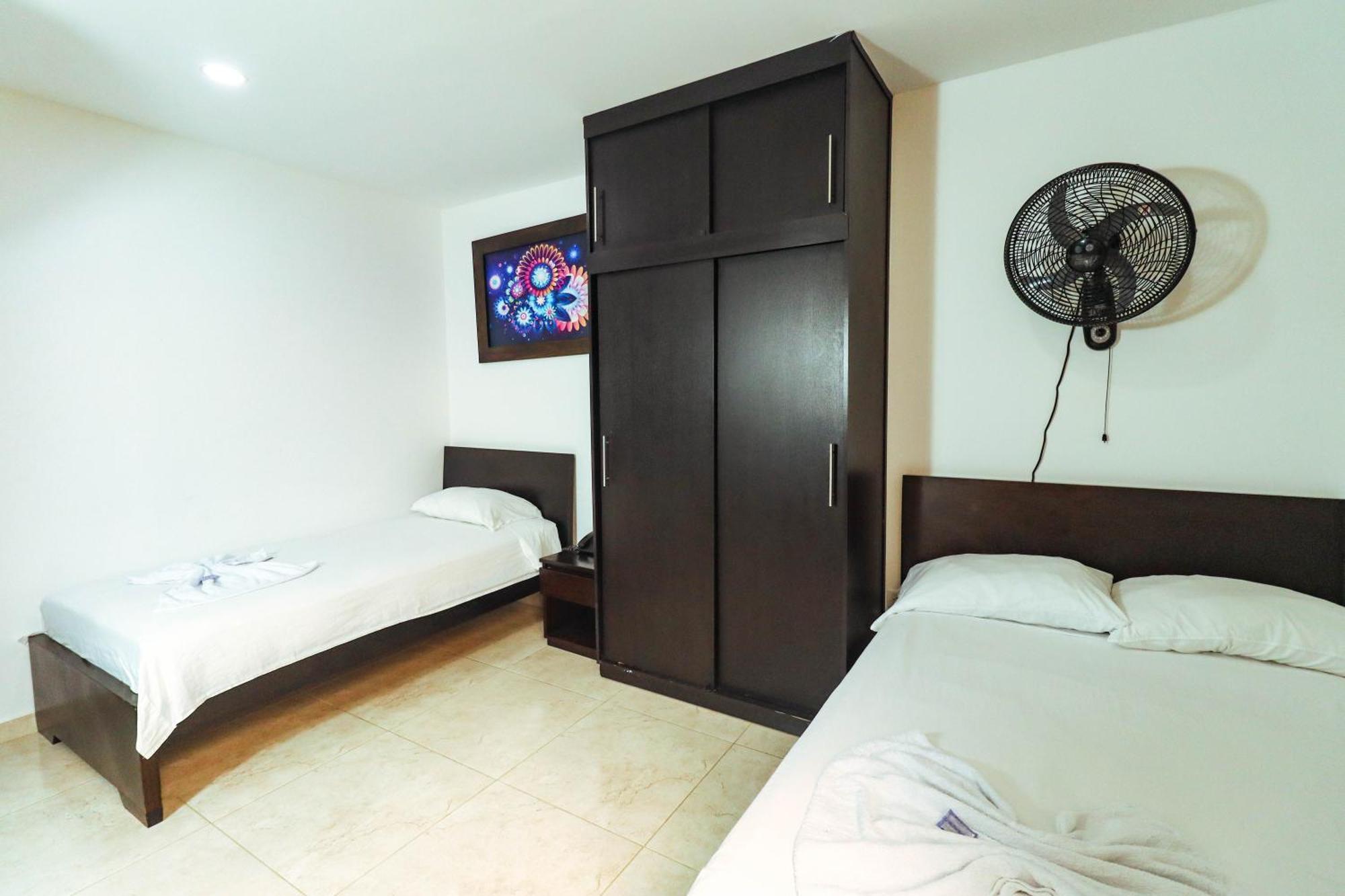 Hotel California Air Carepa Room photo